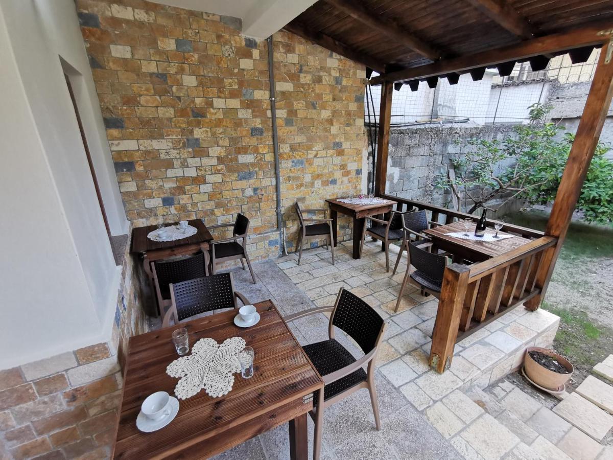 לינה וארוחת בוקר בראט Bujtina Valgent מראה חיצוני תמונה
