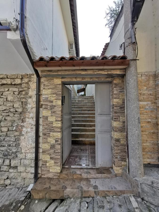 לינה וארוחת בוקר בראט Bujtina Valgent מראה חיצוני תמונה